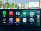 お手元のスマートフォンと接続して頂く事で使用可能な「Apple CarPlay/Android Auto」電話の応答は勿論、メッセージの受信やLINE、音楽接続からナビアプリの使用まで幅広く活躍致します。
