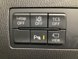 運転席脇のクラスタースイッチ部分にはカメラ切り替えスイッチ、パーキングセンサー、その他走行系スイッチを集中配置しております。