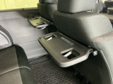 前席背面には格納式のテーブルも装備。食事やスマホ・タブレットでの動画視聴など様々な用途で活躍します。サイドにはちょっとした荷物がかけれる便利なコンビニフック付きです。