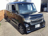 自社整備工場で点検整備をおこなってからお渡ししています。車検が残っている場合は『12ヶ月点検整備』を、車検整備付きの場合は『車検整備』をおこないます。整備費用は車両本体価格に含まれています。