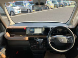 届出済未使用車ですのでキレイな内装です