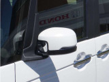 【ドアミラーウインカー】ドアミラーにウインカーを装備しています。対向車に自身の進行方向を合図し安全に運転できます。