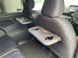 後部座席用のパーソナルテーブル(カップホルダー各2個、コンビニフック付、折りたたみ格納式)が付いております!大人も子供も長時間のドライブを飽きずに楽しく過ごせますね!