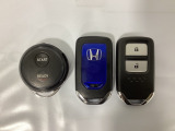 スマートキーを装備しています。鍵を差し込むことなくドアロックの開け閉めと、スタートボタン操作でのエンジンスタートができます。加えて、純正リモコンエンジンスターター用の操作キーもついています。