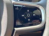 【ステアリングスイッチ】運転中、前方から目線をそらさずにオーディオ等の操作ができるよう、適切に配置されたスイッチ類。安心&快適なドライブを演出してくれる便利な機能です。
