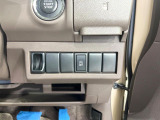 【アイドリングストップ】赤信号や渋滞で停車した際にエンジンを停止し、無駄な燃料の消費を抑えます。燃費向上や環境保護につなげる機能♪エンジンはブレーキを離せば再始動します。