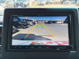 【バックモニター】後方の障害物や歩行者を確認できるバックモニター。狭い駐車場や混雑した場所でも安心して車を操作できます。