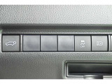 スマートキーや運転席のボタンを押すだけでリアゲートが自動で開閉します!荷物を持っている時や、高い位置にあるバックドアを閉める際に便利な機能です