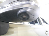 助手席側で見えにくい左前方の映像を、車内のマルチファンクションディスプレイに映し出します。前方への駐車や左寄せ、狭い道でのすれ違いなど、さまざまなシーンで安心して運転できる便利な機能です。