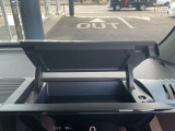 インスト運転席アッパーボックス。運転席前にサングラスなどを収納できます。