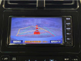 バックガイドモニター付きです。車の後方に小型カメラが付いており、バックする際の後方の様子をモニター上に表示します。