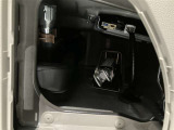 後部座席の下に車載工具が収納されています!突然のパンク修理にお使いください!