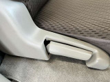 運転席の足元は広々としており、座席は大きく前後にスライド出来るので自分に合ったポジションで運転する事が出来ます。アクセルやブレーキにクセもなくとても運転のしやすい車両です。