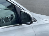 【ブラインドスポットアシスト】走行中車両の斜め後ろの死角エリアをモニタリングし、ドアミラー内蔵のインジケーターを点灯させて注意喚起し、安全な走行のサポートをします。