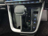 インパネシフトを採用することで、足元が広くスッキリした開放的な運転席まわりを実現しています