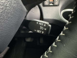 クルーズコントロール機能が付いています。 速度を設定するとアクセルを踏まなくても一定の速度で走ることができます。  高速道路ではとても便利な装置なんです。