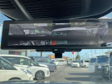 【スマートルームミラー】後方の映像を高精細モニターに映し出し、荷物や乗員で視界が遮られても安全に確認可能。夜間や雨天でもクリアな視界を確保する先進装備です。