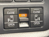 【両側スライドドア】駐車場で隣の車との間隔が狭く乗りにくい時、スライドドアなら安心!ドアオープン時も幅を取らず、開口部が広いので乗り降りがとっても簡単です。大きな荷物の出し入れも後席から可能♪