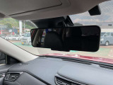 インテリジェントルームミラーは、車両後方のカメラ映像をミラー面に映し出すので、同乗者や積み荷などの車内状況や、天候などに影響されずいつでもクリアな後方視界が得られます。