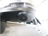 助手席側で見えにくい左前方の映像を、車内のマルチファンクションディスプレイに映し出します。前方への駐車や左寄せ、狭い道でのすれ違いなど、さまざまなシーンで安心して運転できる便利な機能です。