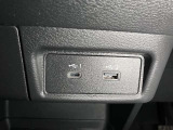 スマホやiPodを直接カーオーディオに接続できるAUX・USB端子や、携帯の充電などに便利なUSBポート(USB Type-C)を装備!車内にあると便利なアイテムのひとつですね