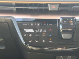 タブレット端末のようなタッチパネル式のオートエアコン採用。凹凸のない滑らかな表面で操作感を高めています。