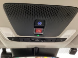 【SOSボタン】体調が悪くなったときや、事故に遭遇したとき、あおり運転にあっている時など、緊急時にボタンを押すと緊急サポートセンターにつながり、オペレーターが警察・救急への取次ぎを行います。