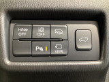 運転席脇のクラスタースイッチ部分にはカメラ切り替えスイッチ、その他走行系スイッチを集中配置しております。