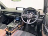 運転席まわりです。 各操作スイッチは使いやすい位置に配置されてます。