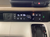 オートエアコンはこまめに温度調節するので、燃料の消費量をより少なくできます。シートヒーター付きなので寒い日も快適です。USBチャージャー搭載。スマートフォンなどの充電にとっても便利です。