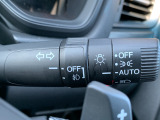 ■オートライト■車外の明るさに応じて、自動的にライトの点灯・消灯をしてくれます。トンネルが続くような道でも、いちいちライトスイッチを操作する必要がありません。消し忘れの心配もありません。