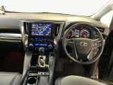 運転席周りのレイアウトをご覧ください。ナビゲーションが綺麗に装着されすっきり収まってますね!