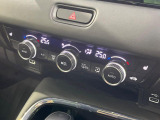 【オートエアコン】一度お好みの温度に設定すれば、車内の温度を検知し風量や温度を自動で調整。暑い&hellip;寒い&hellip;と何度もスイッチ操作をする必要はありません。快適な車内空間には必須の機能ですね♪