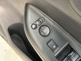 狭い駐車場で便利な電動格納ドアミラーが付いています。
