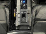 【電動パーキング】ボタンひとつでパーキングON。女性の方や運転に慣れていない方にも安心.