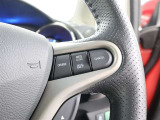 『ハンドル右側』のスイッチは、空調や色々な機能を操作できるようになっています!車種により変わるので詳しくは、お尋ねください!