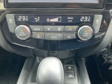 運転席と助手席それぞれにお好みの温度を設定することができる、左右独立温度調整機能付フルオートエアコンを装備しています。