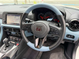 GT-Rエンブレム付き本革巻きスポーツステアリング・パドルシフト・ステアリングリモコン。