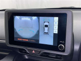 パノラミックビューモニターを装備。駐車場や交差点でクルマを真上から見るように周囲を確認できます。機能の詳細は販売店スタッフまでおたずねください。