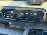 【オートエアコン】一度お好みの温度に設定すれば、車内の温度を検知し風量や温度を自動で調整。暑い&hellip;寒い&hellip;と何度もスイッチ操作をする必要はありません。快適な車内空間には必須の機能ですね♪