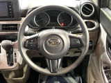 インテリアに合わせたデザインのステアリングは、運転される方のことも考え、運転しやすい形状、大きさです。是非一度、実際に触ってお確かめください。