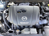 「SKYACTIV-G(ガソリン)」は、規格外の高圧縮を実現し、世界のエンジン技術者に驚きを与えました。さらに、それを維持したままノッキングの発生を抑え、熱効率を向上、走りにも寄与したエンジンです。