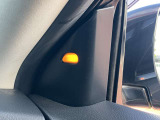 後側方に車がいる場合、光って知らせます。