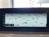 BMWのナビゲーションは操作性も良く、詳細な地図情報と交通状況を見やすく表示し、快適なドライビングをサポートしながら目的地までナビゲートします。