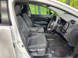 運転席まわりには十分なスペースがあり、大柄な方でもゆったり運転していただける環境です。