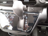 スイッチ方式のシフトは、インパネ周りの突起物をなくし、運転席から助手席へのサイドスルーを簡単にします。