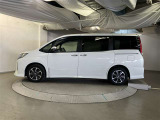 助手席側は電動スライドドアになってます。運転席やキーのリモコンで開閉できるので手が塞がっていても楽に積み降ろし出来ますよ。