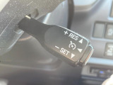 【クルーズコントロール】高速道路もラクラク走行。アクセルを離しても一定速度で走行ができ、長距離運転時の負担を軽減!加速・減速も簡単なスイッチ操作で調整できます。