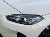 LEDヘッドライト。先進のLEDテクノロジーを採用。照射される白色光の周波特性は太陽に近く、バイキセノンヘッドライトを上回るコントラストでさらに明るく輝きます。悪天候の日でも優れた視認性を発揮します。