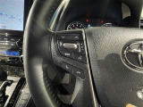 ステアリングスイッチ付きで、運転中に視線を前に向けたまま操作できます。
